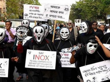 Aparna Sen, Soumitra Chatterjee join Kolkata rally to protest withdrawal of Bhobishyoter Bhoot from theatres Aparna Sen, Soumitra Chatterjee join Kolkata rally to protest withdrawal of Bhobishyoter Bhoot from theatres