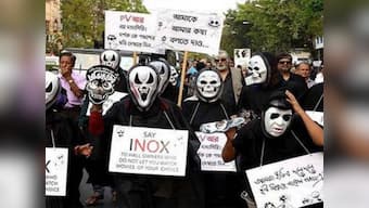 Aparna Sen, Soumitra Chatterjee join Kolkata rally to protest withdrawal of Bhobishyoter Bhoot from theatres