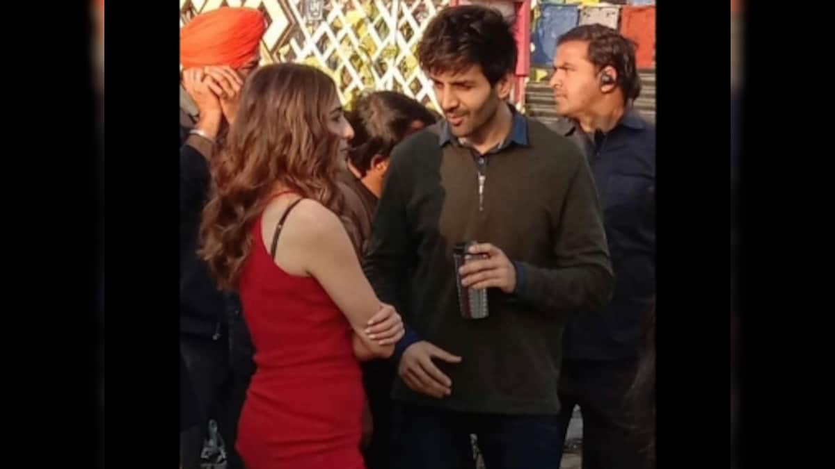 Kartik Aaryan, Sara Ali Khan's still leaked from sets of Imtiaz Ali's romantic comedy Love Aaj Kal 2