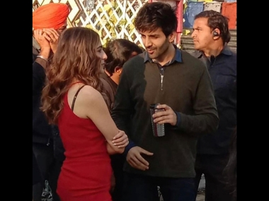 Kartik Aaryan, Sara Ali Khan's still leaked from sets of Imtiaz Ali's romantic comedy Love Aaj Kal 2 Kartik Aaryan, Sara Ali Khan's still leaked from sets of Imtiaz Ali's romantic comedy Love Aaj Kal 2