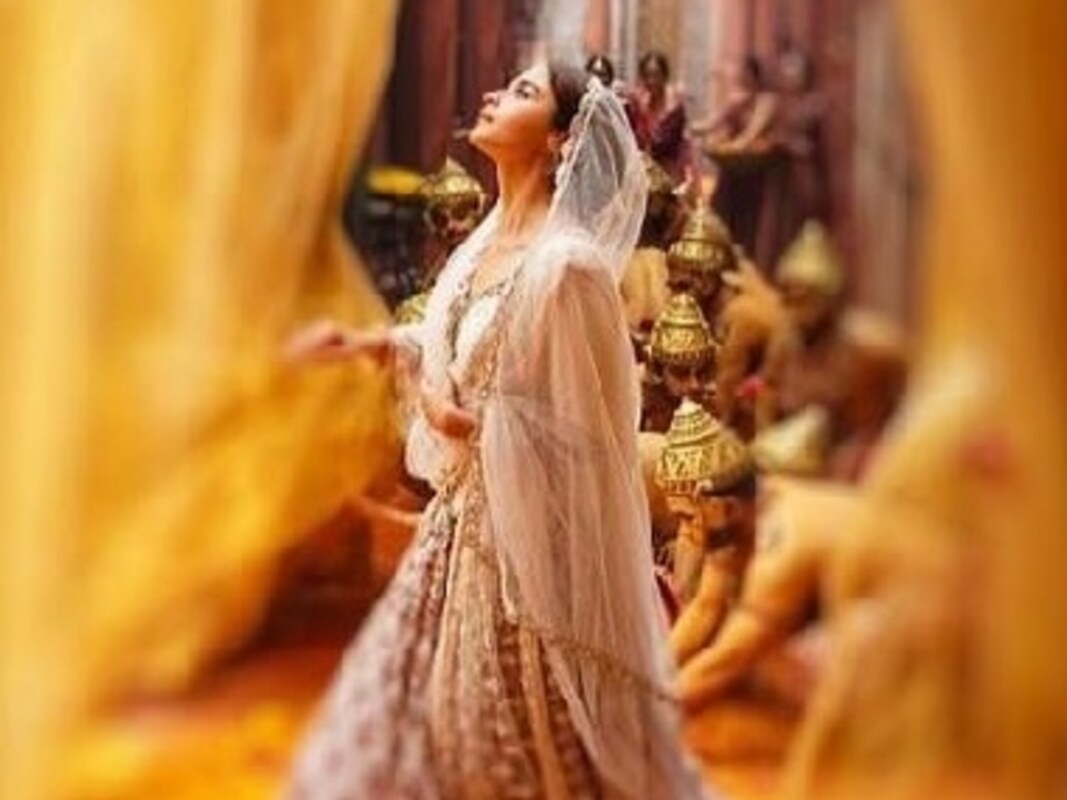 Kalank Music Review Pritam S Soundtrack Is Steeped In Classical Ethos But Doesn T Risk Alienating Millennials Entertainment News Firstpost Ranbir kapoor's macho entry holding alia bhatt as wife in front of all at mukesh ambani's ganpati. kalank music review pritam s