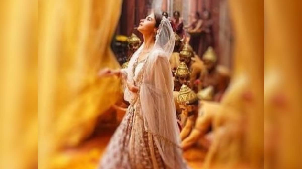 Kalank song Ghar More Pardesiya's teaser sees Alia Bhatt in a regal avatar; song releases on 18 March