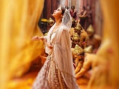 Kalank song Ghar More Pardesiya's teaser sees Alia Bhatt in a regal avatar; song releases on 18 March Kalank song Ghar More Pardesiya's teaser sees Alia Bhatt in a regal avatar; song releases on 18 March