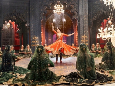 Kalank song Tabaah Ho Gaye: Madhuri Dixit pines for her beloved in this Kathak dance number Kalank song Tabaah Ho Gaye: Madhuri Dixit pines for her beloved in this Kathak dance number