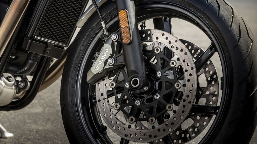 The dual 305 mm discs and Brembo four-piston callipers up front should provide plenty of bite, while a single, 220mm disc held by a Nissin calliper sits on the rear wheel.