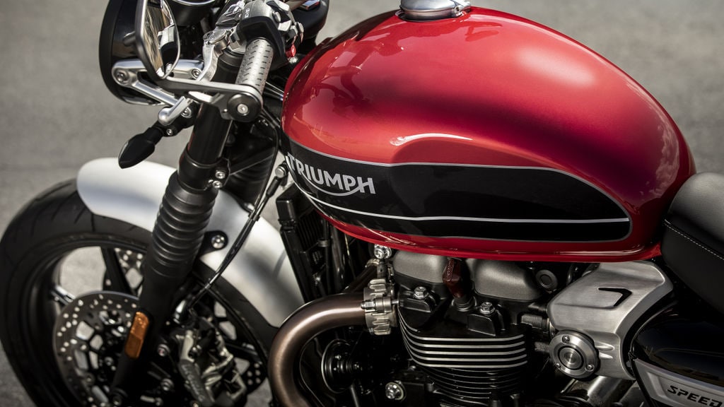 The Triumph Speed Twin uses the same powertrain as the Triumph Thruxton R. This would include the same 1,200cc, liquid-cooled parallel-twin engine that produces 97 PS and 112 Nm. The engine is mated to a six-speed transmission. The Triumph Speed Twin uses the same powertrain as the Triumph Thruxton R. This would include the same 1,200cc, liquid-cooled parallel-twin engine that produces 97 PS and 112 Nm. The engine is mated to a six-speed transmission.