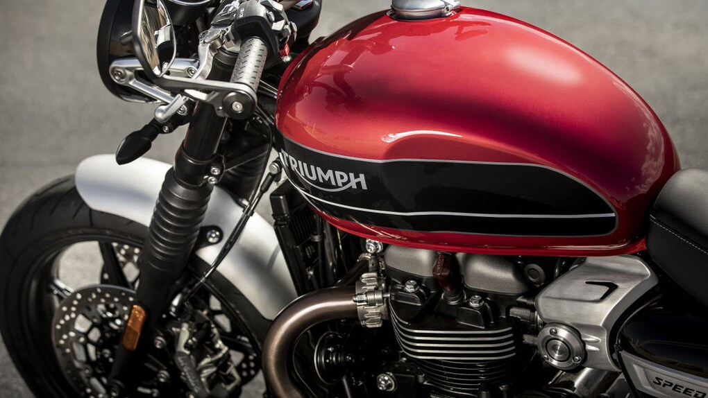 The Triumph Speed Twin uses the same powertrain as the Triumph Thruxton R. This would include the same 1,200cc, liquid-cooled parallel-twin engine that produces 97 PS and 112 Nm. The engine is mated to a six-speed transmission.