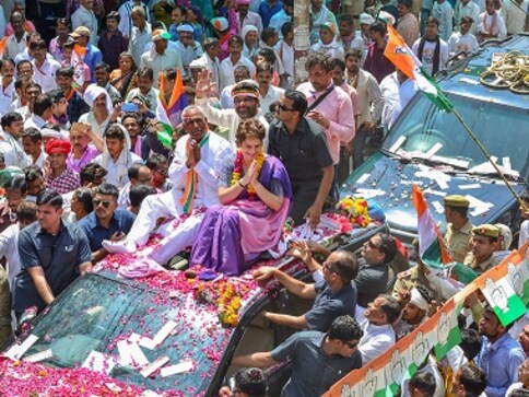 Lok Sabha polls: Priyanka Gandhi seeks to woo Bundelkhand with roadshows in Jhansi, Jalaun; supporters raise ‘chowkidar chor hai’ slogan Lok Sabha polls: Priyanka Gandhi seeks to woo Bundelkhand with roadshows in Jhansi, Jalaun; supporters raise ‘chowkidar chor hai’ slogan