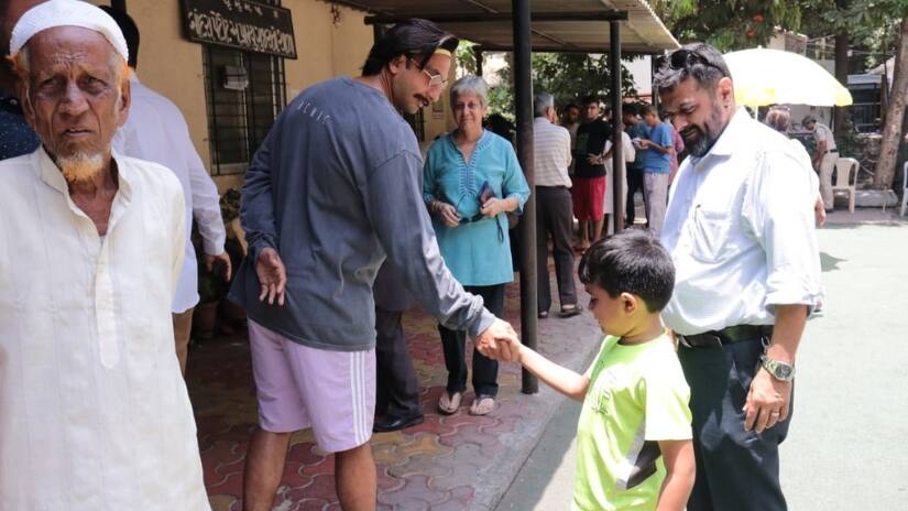 Ranveer Singh snapped when he arrived to cast his vote. Photo/ Sachin Gokhale