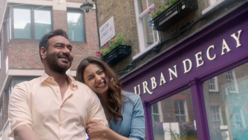 Still from De De Pyaar De’s song ‘Chale Aana’. YouTube screengrab