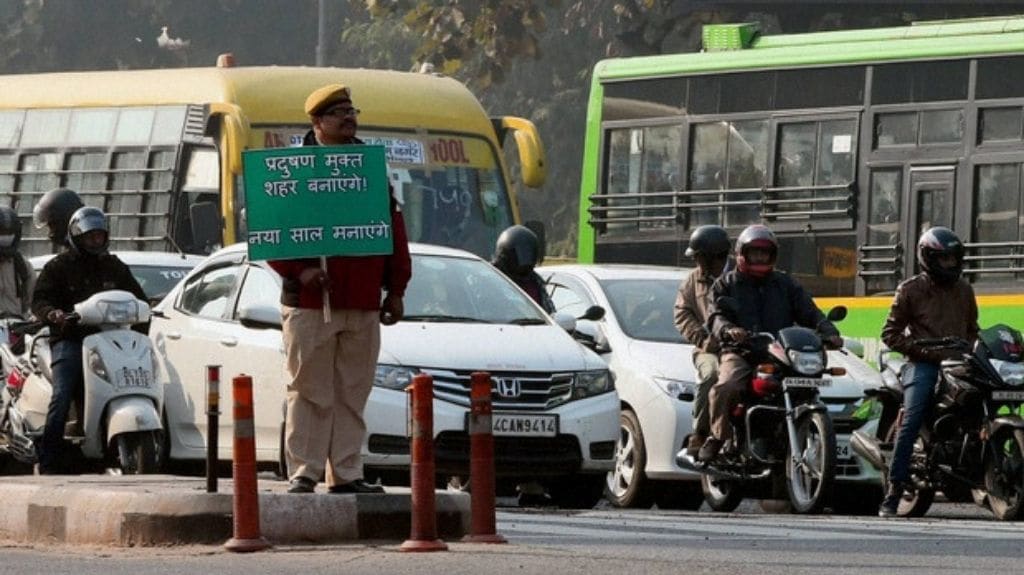 A policeman holding a sign for awareness. Image courtesy: Delhi government.