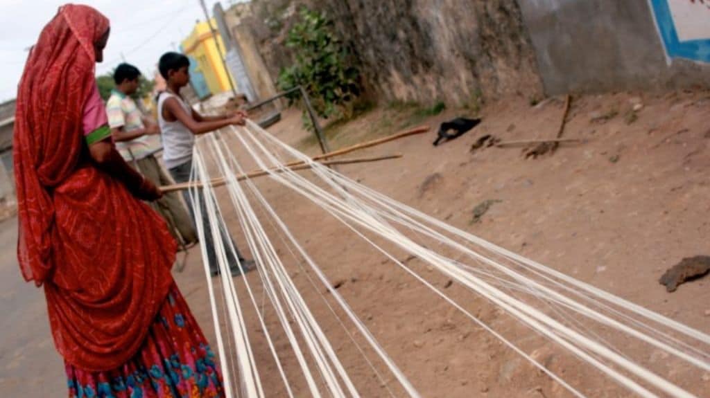 Sizing of Kala warp. Photo courtesy Khamir.