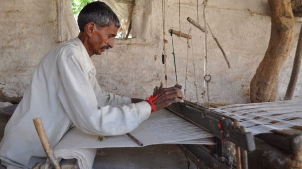 Raja Haja Vankar weaving Kala cotton. Photo courtesy Khamir.