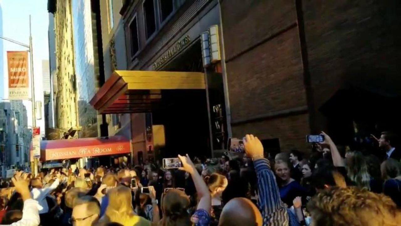 Watch Broadway choir breaks into impromptu performance in Manhattan