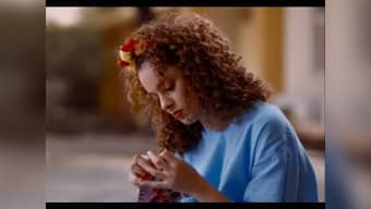 Judgementall Hai Kya song Para Para follows Kangana Ranaut's oddball character as she stalks Rajkummar Rao