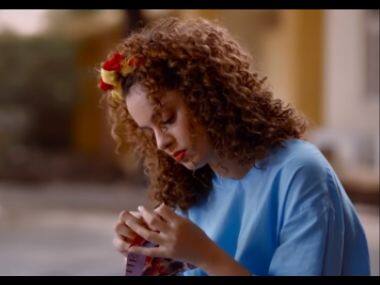 Judgementall Hai Kya song Para Para follows Kangana Ranaut's oddball character as she stalks Rajkummar Rao