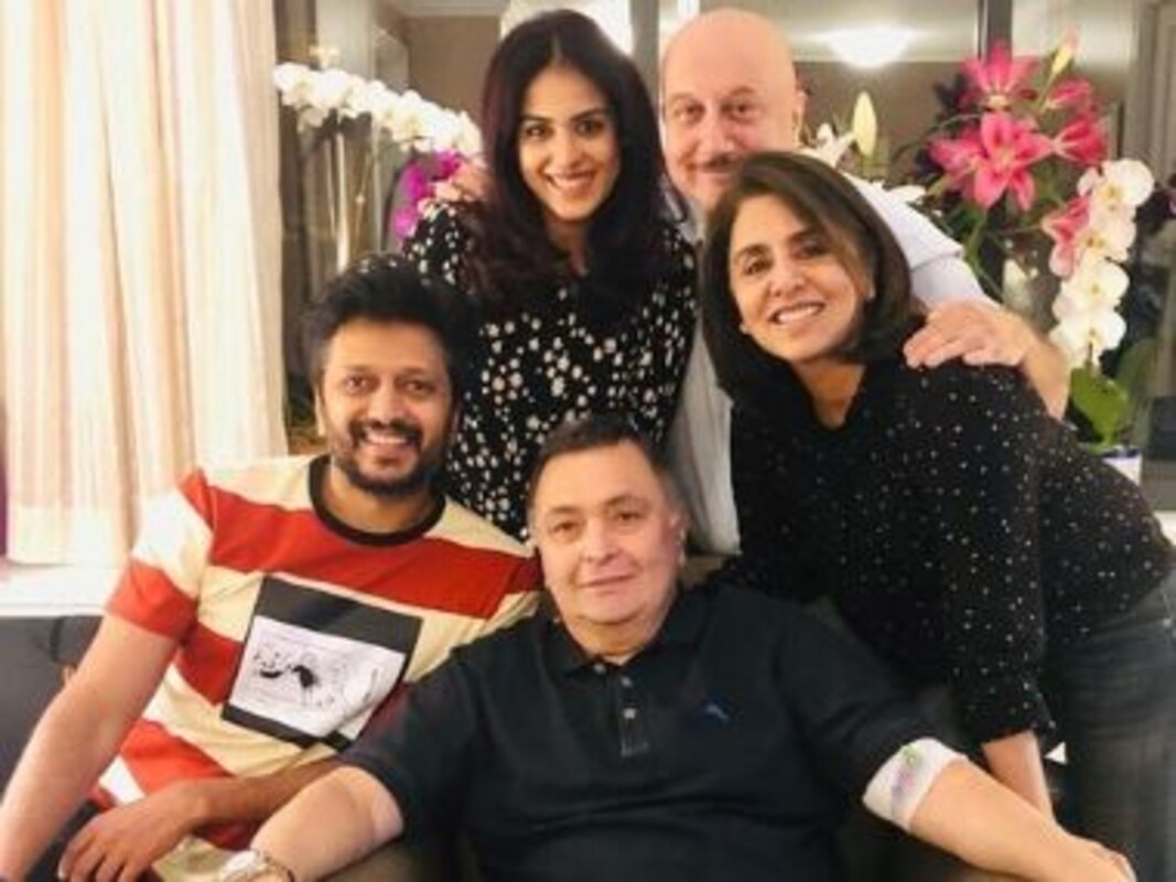 Riteish Deshmukh Genelia Anupam Kher Visit Rishi Kapoor In New York As Actor Recuperates From Cancer Entertainment News Firstpost He is the son of vilasrao deshmukh, the union minister for heavy industries and. riteish deshmukh genelia anupam kher