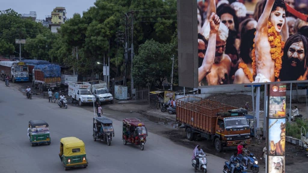 SMV Green is enabling people from low-income groups to purchase and drive electric rickshaws helping them earn a livelihood and also reduce emissions. Photo by Kartik Chandramouli/Mongabay.