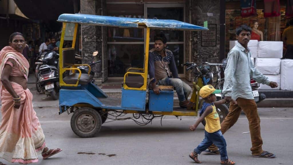 An electric rickshaw, locally known as toto, on the streets of Varanasi. Photo by Kartik Chandramouli/Mongabay.