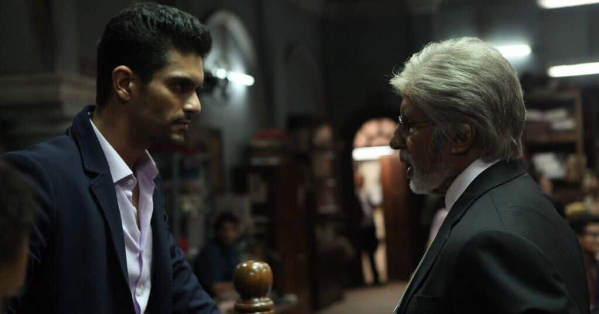 Rajveer Singh (left, played by Angad Bedi) faces Amitabh Bachchan’s Deepak Sehgal in the courtroom
