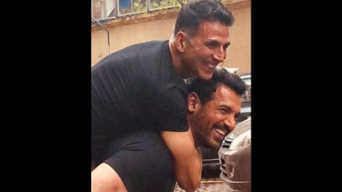 Ahead of Mission Mangal vs Batla House clash, Akshay Kumar poses with Desi Boyz co-star John Abraham