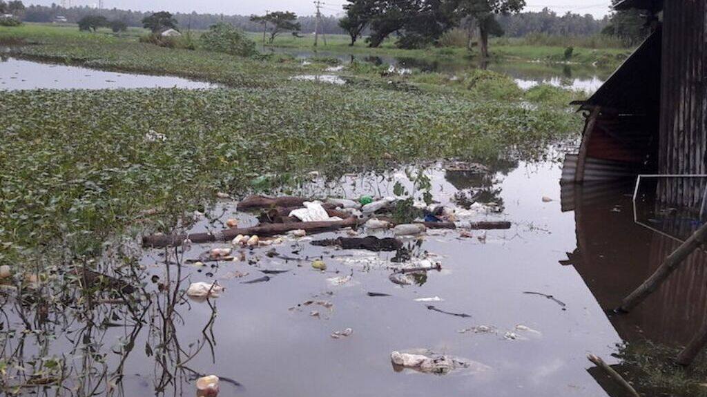 Garbage thrown into the waterways in Kerala return with the floods. Photo by S Gopikrishna Warrier/Mongabay.