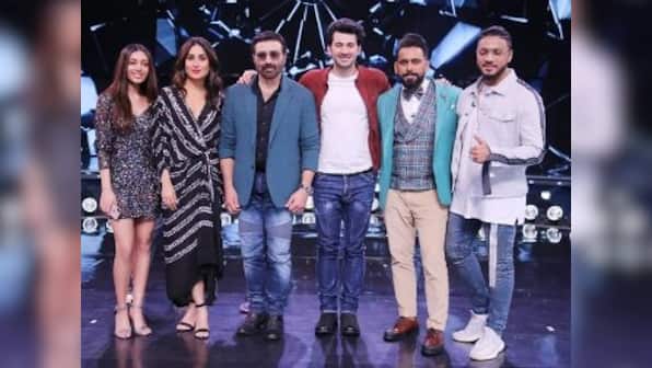 Kareena Kapoor poses with Sunny Deol, Karan to promote Pal Pal Dil Ke Paas on Dance India Dance