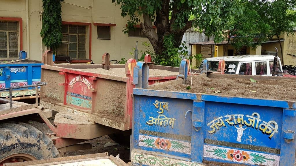 Trucks with sand impounded by authorities. Despite the orders by the high court and National Green Tribunal, illegal mining continues in the Narmada Valley. Photo by Hridayesh Joshi.