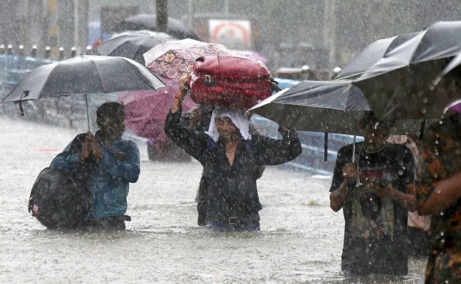 Выберите правильный ответ it rain heavily here from time to time