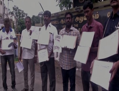 Death of 23-year-old Chennai techie: Activists protest in Coimbatore against illegal hoardings, banners across Tamil Nadu Death of 23-year-old Chennai techie: Activists protest in Coimbatore against illegal hoardings, banners across Tamil Nadu