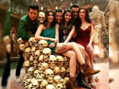 Akshay Kumar unveils title motion poster of Housefull 4; film will span a time period of 600 years Akshay Kumar unveils title motion poster of Housefull 4; film will span a time period of 600 years