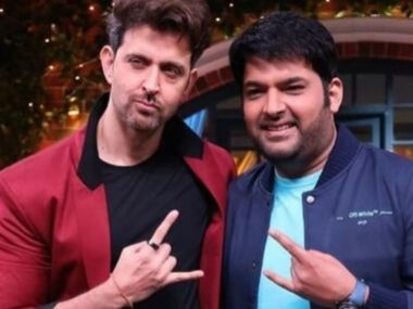 Hrithik Roshan grooves to Ghungroo, Tiger Shroff channels his 'bathroom singer' on The Kapil Sharma Show Hrithik Roshan grooves to Ghungroo, Tiger Shroff channels his 'bathroom singer' on The Kapil Sharma Show