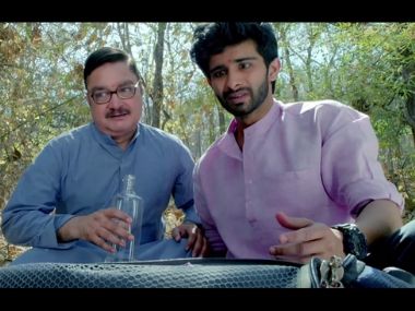 Chhappad Phaad Ke movie review: Vinay Pathak in an impressive satire that dares to punch up to privilege Chhappad Phaad Ke movie review: Vinay Pathak in an impressive satire that dares to punch up to privilege