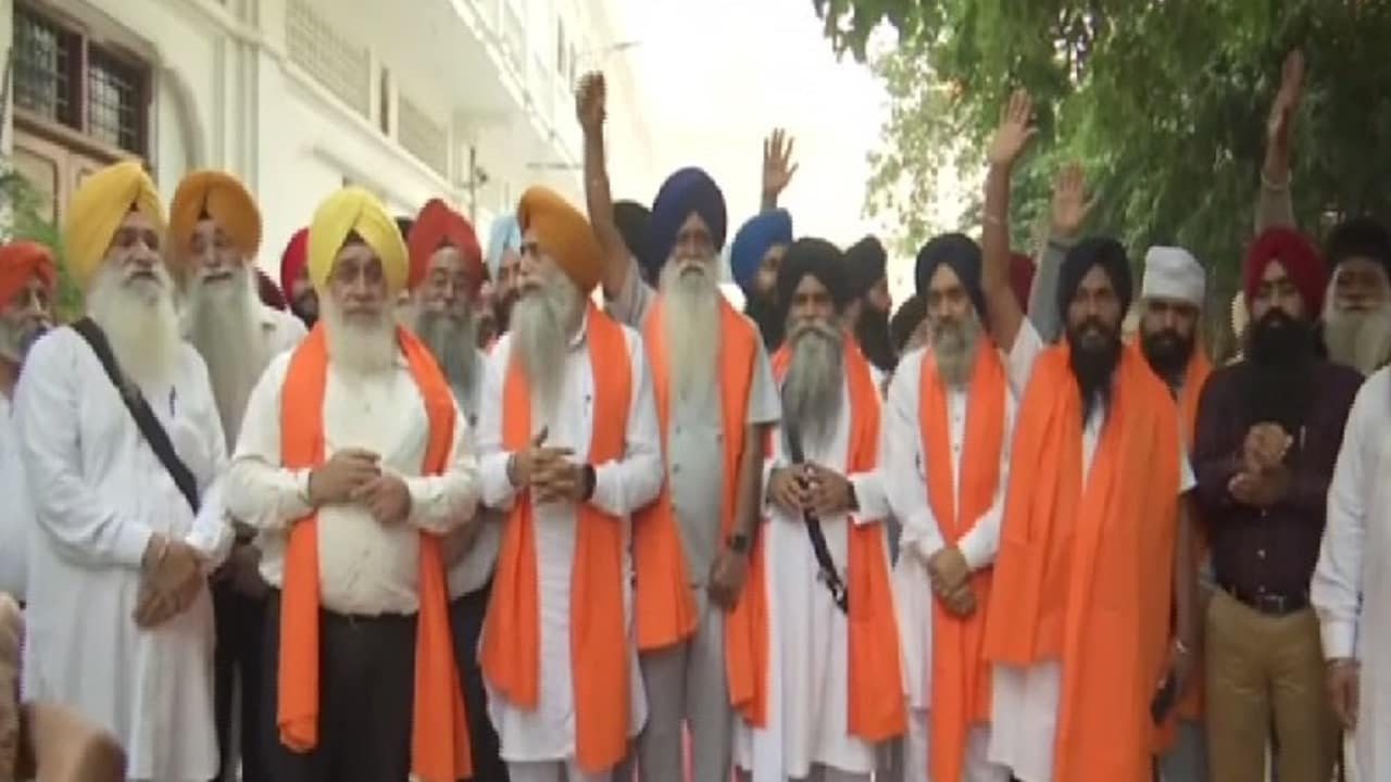 Narendra Modi, Amit Shah extend greetings to nation on Guru Nanak Jayanti; Sonia Gandhi says teachings of Sikhism founder cut across communal divide