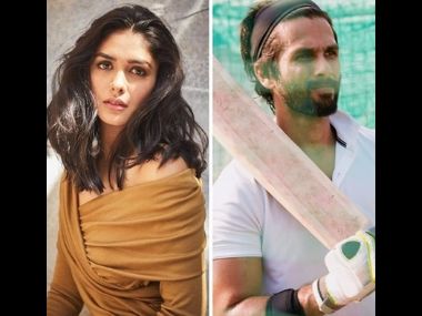 Jersey: Mrunal Thakur to feature opposite Shahid Kapoor in Gowtam Tinnanauri's Hindi remake Jersey: Mrunal Thakur to feature opposite Shahid Kapoor in Gowtam Tinnanauri's Hindi remake