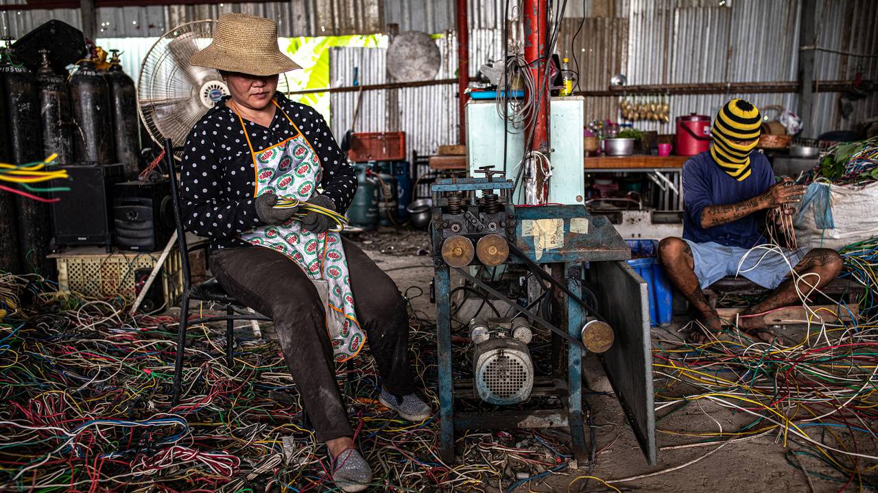 Foreign workers break down imported wire to extract its copper in a workshop on the outskirts of Bangkok on Sept. 11, 2019. The e-waste industry is booming in Southeast Asia and despite a ban on imports, Thailand is a center of the business, frightening residents worried for their health. Image: Bryan Denton c. 2019 The New York Times