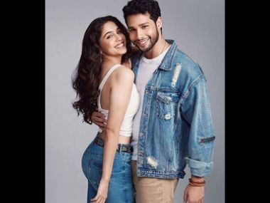 Bunty Aur Babli 2 announced; Gully Boy actor Siddhant Chaturvedi and debutante Sharvari cast as leads Bunty Aur Babli 2 announced; Gully Boy actor Siddhant Chaturvedi and debutante Sharvari cast as leads