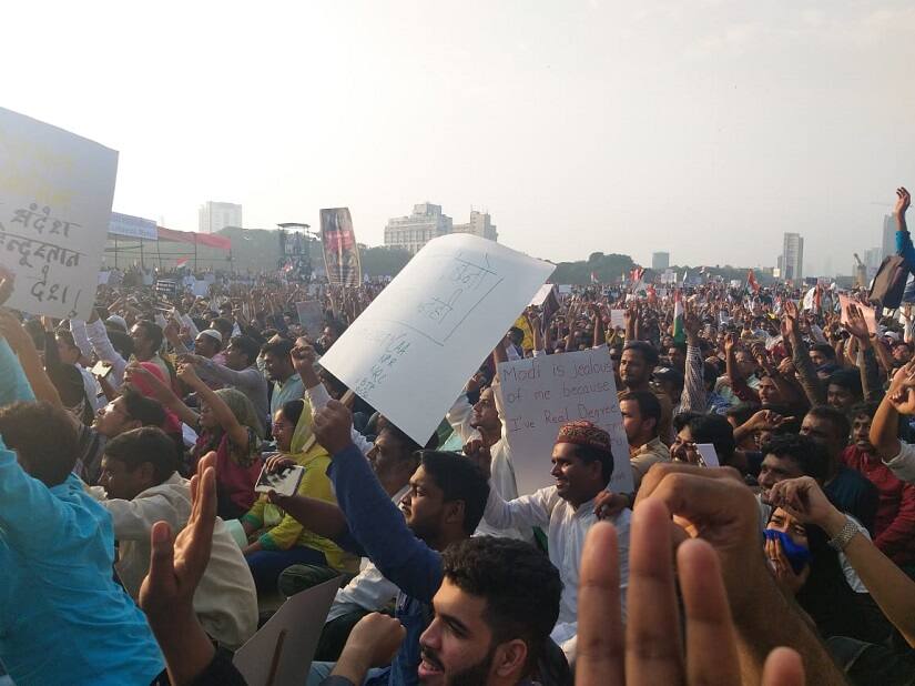 Protesters raise ‘Hum sab ek hain’ slogan at Azad Maidan. Firstpost/Natasha Trivedi