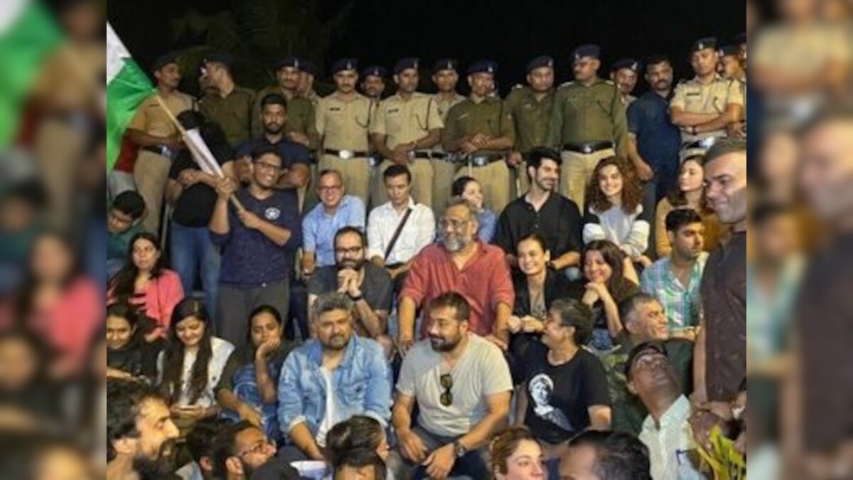 JNU violence: Vishal Bhardwaj, Taapsee Pannu, Zoya Akhtar, Anurag Kashyap join protesters at Mumbai's Carter Road