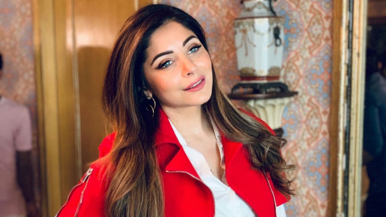 Coronavirus pandemic: Kanika Kapoor booked for negligence; singer, who  tested positive, attended large gathering after London visit-Health News ,  Firstpost