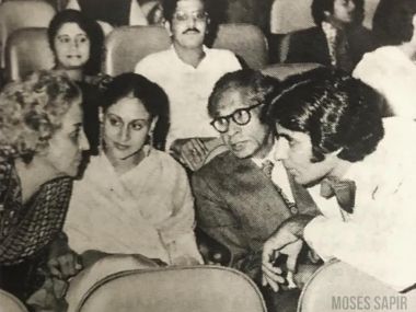 Amitabh Bachchan shares picture from premiere of Ramesh Sippy's Sholay in 1975: 'Ma, Babuji, Jaya and a bow tied moi' Amitabh Bachchan shares picture from premiere of Ramesh Sippy's Sholay in 1975: 'Ma, Babuji, Jaya and a bow tied moi'