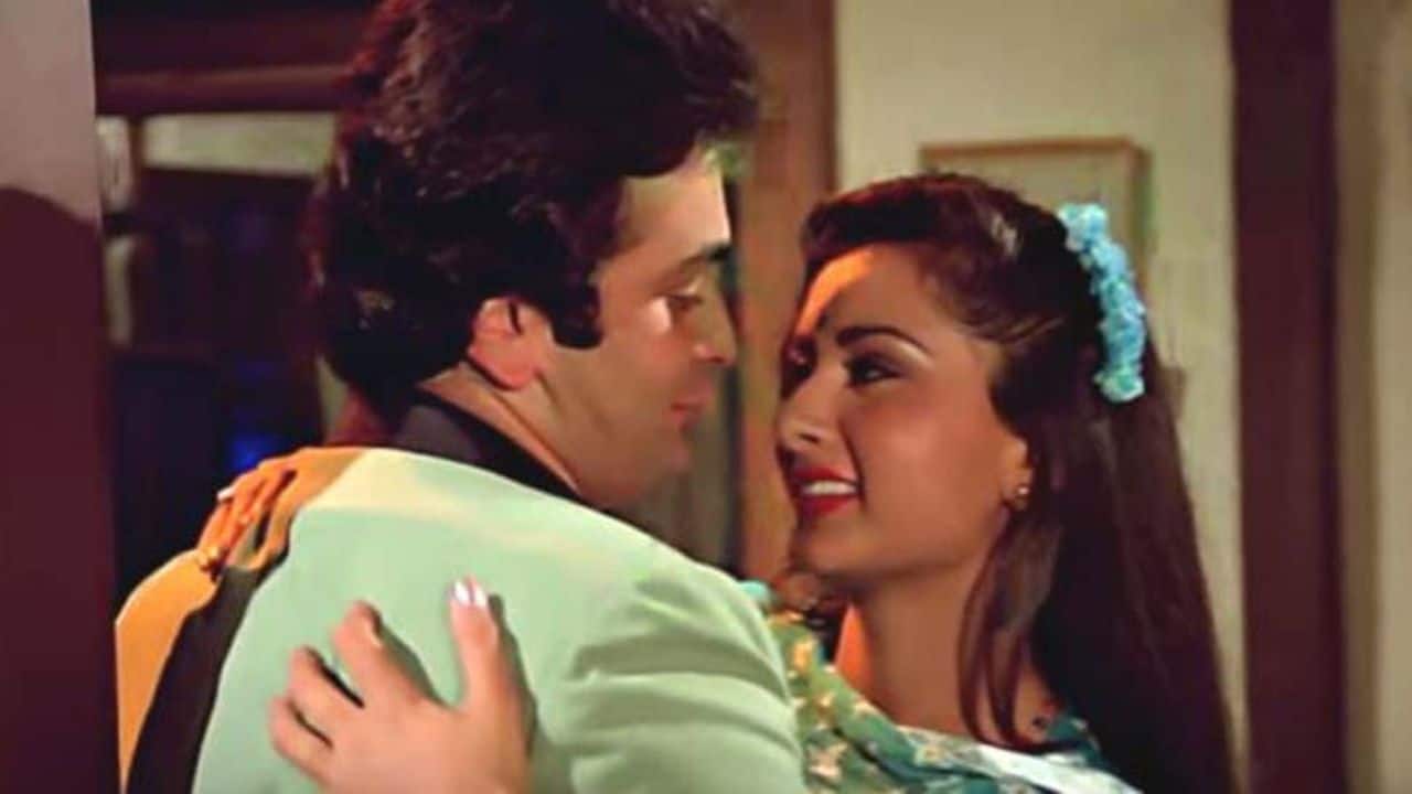 Rishi Kapoor and Poonam Dhillon in the song Yeh Waada Raha 