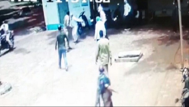Dispute between doctor, police constable at hospital in Madhya Pradesh's Ujjain escalates into fisticuffs Dispute between doctor, police constable at hospital in Madhya Pradesh's Ujjain escalates into fisticuffs