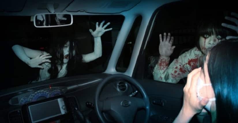 Performance group Kowagarasetai scares Tokyo residents during drive-in horror show. Twitter/@CristinaEnAlfa