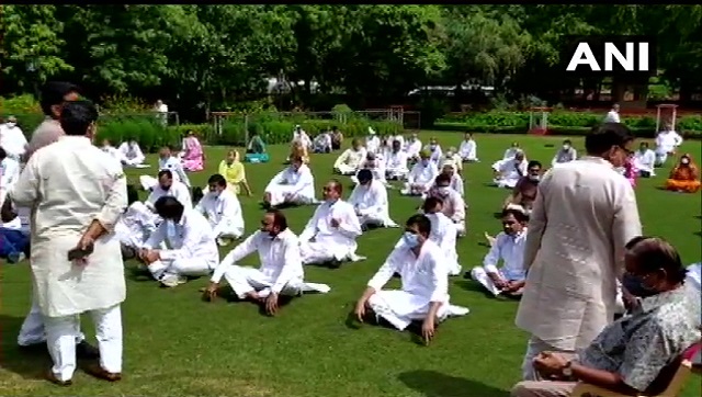 Rajasthan guv 'under pressure' to delay session, says Gehlot; Congres MLAs raise slogans at Raj Bhawan Rajasthan guv 'under pressure' to delay session, says Gehlot; Congres MLAs raise slogans at Raj Bhawan