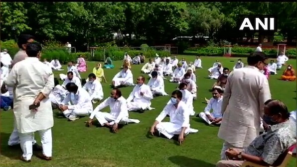 Rajasthan guv 'under pressure' to delay session, says Gehlot; Congres MLAs raise slogans at Raj Bhawan