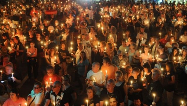 Elvis Presley candlelight vigil will be pared down due to coronavirus outbreak; more than 700 fans to attend Elvis Presley candlelight vigil will be pared down due to coronavirus outbreak; more than 700 fans to attend