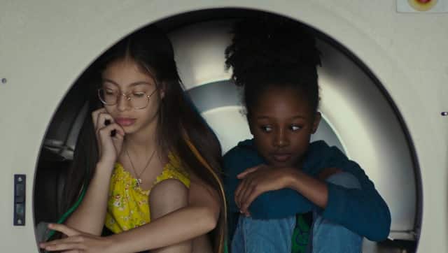 Amy (R) with Angelica (Médina El Aidi-Azouni) (1)