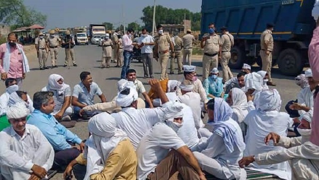 Haryana and Punjab farmers burn effigies of Narendra Modi, block roads to protest Centre's farm bills Haryana and Punjab farmers burn effigies of Narendra Modi, block roads to protest Centre's farm bills