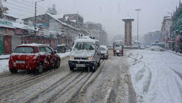 Kashmir gets season's first snowfall as temperature dips in North India; Andhra, Tamil Nadu brace for severe cyclone Kashmir gets season's first snowfall as temperature dips in North India; Andhra, Tamil Nadu brace for severe cyclone